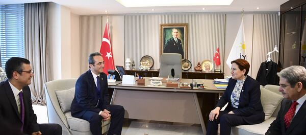 Cumhuriyet Halk Partisi Genel Başkan Yardımcısı Bülent Tezcan, TBMM CHP Grup Başkanvekili Özgür Özel, Genel Başkan Yardımcısı Lale Karabıyık ve Muharrem Erkek'ten oluşan CHP Heyeti İyi Parti Genel Merkezini ziyaret ederek Genel Başkan Meral Akşener ile görüştü. - Sputnik Türkiye