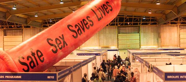 Güney Afrika Johannesburg 2002 Sürdürülebilir Kalkınma Zirvesi HIV/AIDS dev prezervatif - Sputnik Türkiye