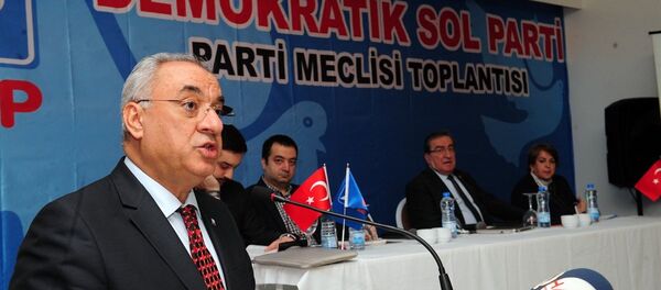 Demokratik Sol Parti (DSP) Genel Başkanı Önder Aksakal Antalya'nın Kemer ilçesinde düzenlenen partisinin meclis toplantısında konuşma yaptı. 17-02-2018 - Sputnik Türkiye