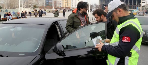 Türkiye genelinde 10'uncusu gerçekleştirilen Türkiye Güven Huzur uygulaması kapsamında, İstanbul'un 39 ilçesinde polis ekiplerince denetimler gerçekleştirildi. Türkiye genelinde 10'uncusu gerçekleştirilen Türkiye Güven Huzur uygulaması kapsamında, İstanbul'un 39 ilçesinde polis ekiplerince denetimler gerçekleştirildi. - Sputnik Türkiye