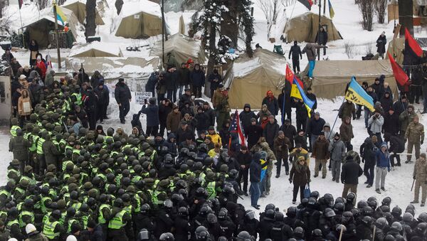 Ukrayna Parlamentosu önünde çadır kuran Saakaşvili destekçilerine müdahale - Sputnik Türkiye
