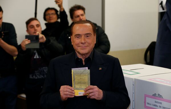 Silvio Berlusconi oyunu Milano'da kullandı - Sputnik Türkiye