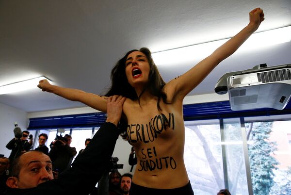 FEMEN aktivisti Berlusconi'yi protesto etti: 'Berlusconi, süren doldu' - Sputnik Türkiye