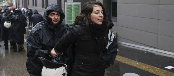 Ankara'da polis 8 Mart Dünya Kadınlar Günü nedeniyle izinsiz gösteri yapmak isteyenlere müdahalede bulundu. - Sputnik Türkiye