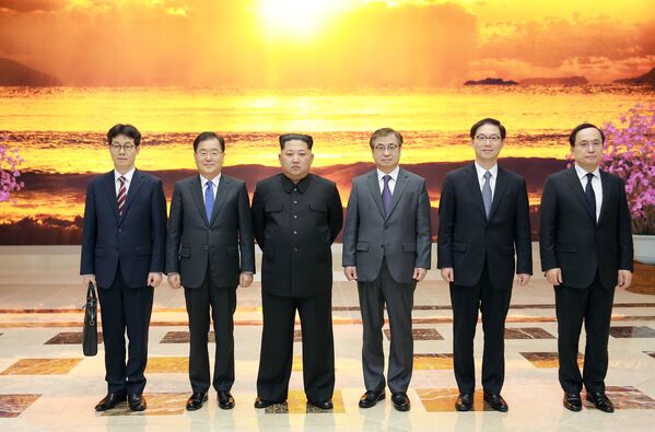 Güney Kore Ulusal Güvenlik Ofisi Başkanı Chung Eui-yong liderliğindeki 10 kişilik heyet Pyongyang'da Kuzey Kore lideri Kim Jong-un ile görüştü. - Sputnik Türkiye