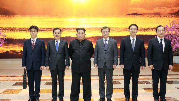 Güney Kore Ulusal Güvenlik Ofisi Başkanı Chung Eui-yong liderliğindeki 10 kişilik heyet Pyongyang'da Kuzey Kore lideri Kim Jong-un ile görüştü. - Sputnik Türkiye