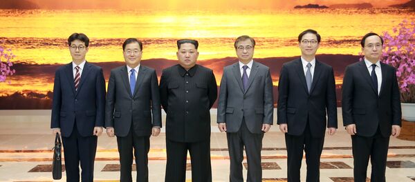 Güney Kore Ulusal Güvenlik Ofisi Başkanı Chung Eui-yong liderliğindeki 10 kişilik heyet Pyongyang'da Kuzey Kore lideri Kim Jong-un ile görüştü. - Sputnik Türkiye