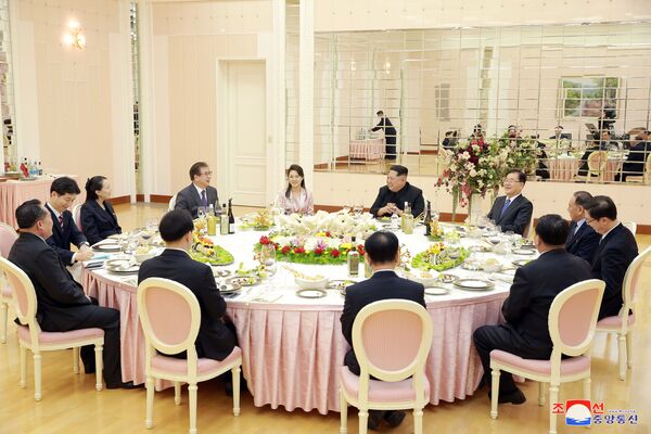 Heyet, Kim Jong-un'un yanı sıra eşi Ri Sol-ju ve Kim'in PyongChang Kış Olimpiyatları'nın açılışına gönderdiği heyette de yer almış olan kız kardeşi ve yakın danışmanı Kim Yo-jong ile birlikte akşam yemeğine katıldı. Kuzey Kore İşçi Partisi'nin merkezinde yapılan akşam yemeği yaklaşık 4 saat sürdü. - Sputnik Türkiye