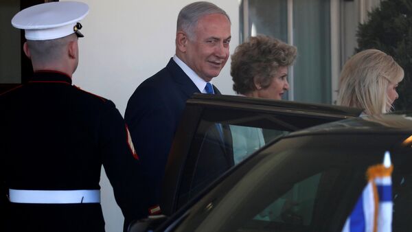 İsrail Başbakanı Benyamin Netanyahu eşi Sara Netanyahu Beyaz Saray'dan çıkış Washington 5 Mart 2018 - Sputnik Türkiye