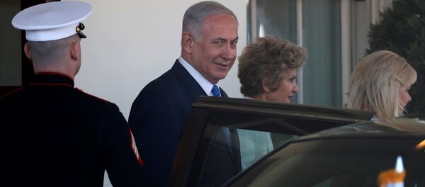 İsrail Başbakanı Benyamin Netanyahu eşi Sara Netanyahu Beyaz Saray'dan çıkış Washington 5 Mart 2018 - Sputnik Türkiye
