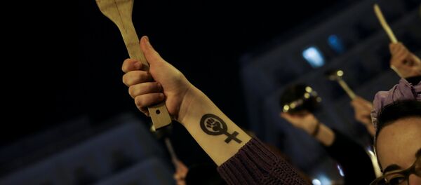 8 Mart Dünya Kadınlar Günü nedeniyle İspanya'nın başkenti Madrid'in Sol meydanında toplanan kadınlar tencere-tava çalarak eylem yaptı - Sputnik Türkiye