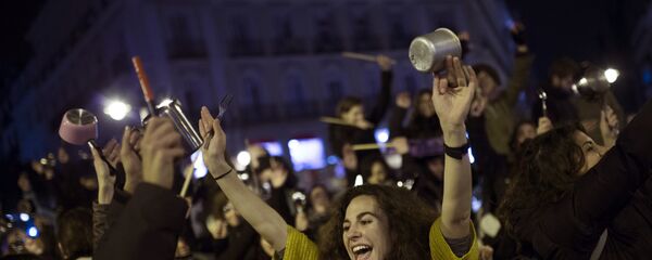 8 Mart Dünya Kadınlar Günü nedeniyle İspanya'nın başkenti Madrid'in Sol meydanında toplanan kadınlar tencere-tava çalarak eylem yaptı - Sputnik Türkiye