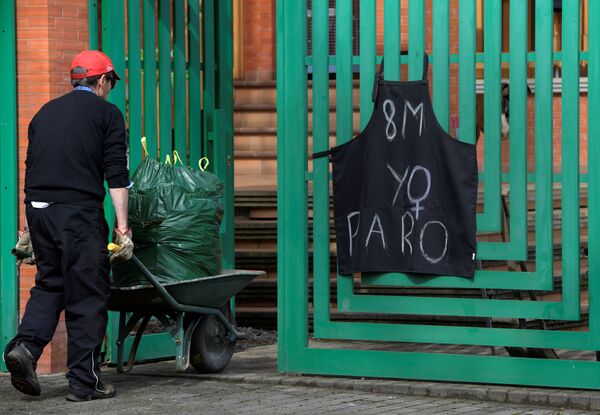 La Fresnada kasabasında bir evin girişine asılan önlüğün üzerinde '8 Mart. Grevdeyim' yazıyor - Sputnik Türkiye