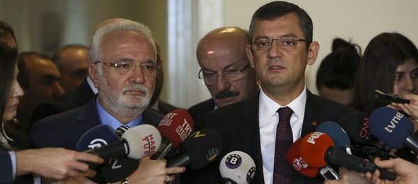CHP Grup Başkanvekili Özgür Özel, AK Parti Grup Başkanvekili Mustafa Elitaş'ı TBMM'deki makamında ziyaret etti. Ziyaret sonrası Elitaş ve Özel, basın mensuplarına açıklama yaptı. - Sputnik Türkiye