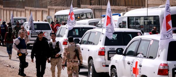 El Vafedin mülteci kampı yakınındaki Kızılhaç konvoyu - Sputnik Türkiye