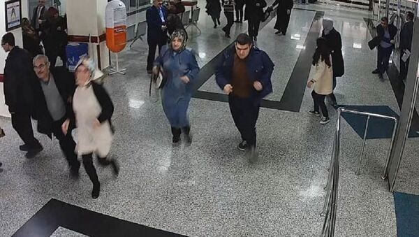 Yere düşen 'holter' takılı hastayı canlı bomba sandılar - Sputnik Türkiye