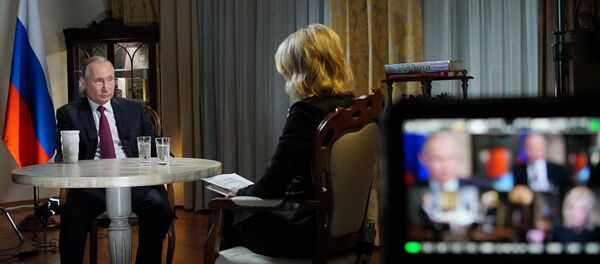 Rusya Devlet Başkanı Vladimir Putin ve NBC sunucusu  Megyn Kelly. - Sputnik Türkiye