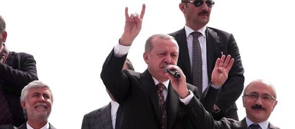 Cumhurbaşkanı Recep Tayyip Erdoğan'dan bozkurt işareti - Sputnik Türkiye