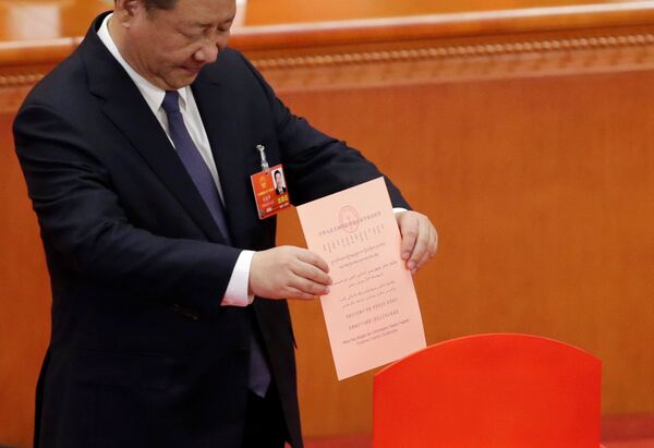 Devlet Başkanlığı için 2 dönem sınırlaması, 1970'lerin sonunda başlayan dışa açılımın mimarı Dıng Şiaoping tarafından Mao'nun Kültür Devrimi sonrası toplumda oluşan kargaşayı önlemek amacıyla anayasaya eklenmişti. - Sputnik Türkiye