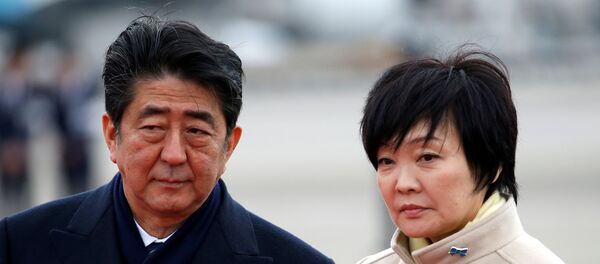 Japonya Başbakanı Şinzo Abe, eşi Akie - Sputnik Türkiye