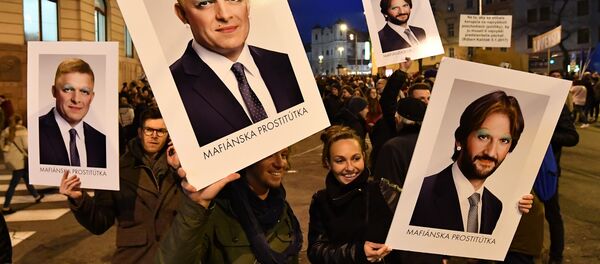 Slovakya, Bratislava, Başbakan Robert Fico, İçişleri Bakanı Robert Kalinak posterleriyle yolsuzluk karşıtı protesto, gazeteci Jan Kuciak-nişanlısı Martina Kusnirova cinayetlerinin ardından Slovakya, Bratislava, Başbakan Robert Fico, İçişleri Bakanı Robert Kalinak posterleriyle yolsuzluk karşıtı protesto, gazeteci Jan Kuciak-nişanlısı Martina Kusnirova cinayetlerinin ardından - Sputnik Türkiye