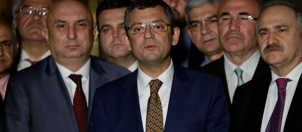 CHP Grup Başkanvekili Özgür Özel, AK Parti ve MHP'nin siyasi partilerin seçim ittifakına olanak sağlayan düzenlemeyi de içeren ortak kanun teklifinin Genel Kuruldaki görüşmeleri sürerken partisinin milletvekilleriyle Meclis Basın Kapısı önünde basın açıklaması yaptı. Meclis'te milli iradeyi çalmaya çalışanlar olduğunu öne süren Özel ve beraberindeki milletvekilleri durumu alkışlarla protesto etti. - Sputnik Türkiye