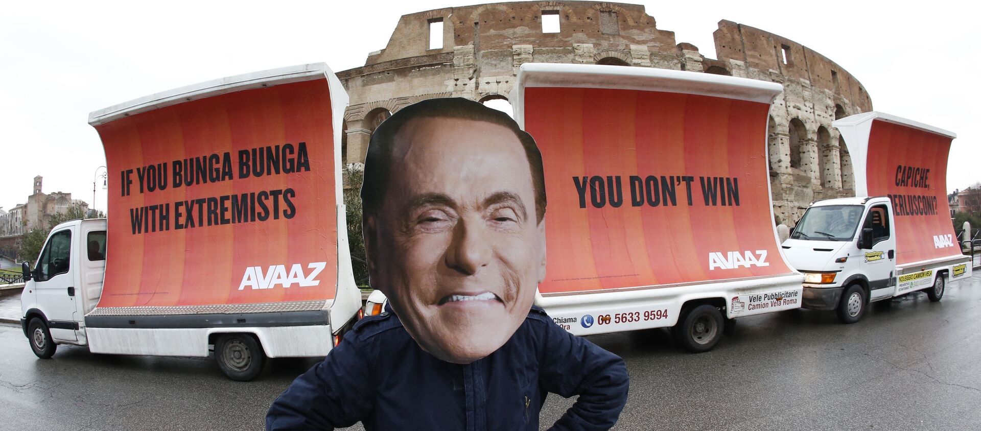 Silvio Berlusconi maskeli protesto, Avaaz  organizasyonu, 'If you Bunga Bunga with extremists, you don't win. Capiche, Berlusconi?', Kolezyum, Roma - Sputnik Türkiye, 1920, 13.03.2018
