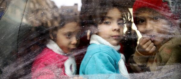 Doğu Guta'dan tahliye edilen siviller - Sputnik Türkiye