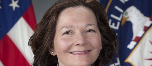 CIA'nın kara deliklerinde esirlere inanılmaz işkenceler yapıp kayıtlarını yok etmesiyle tanınan Gina Haspel, CIA Direktörülüğüne getirilen ilk kadın oldu. - Sputnik Türkiye