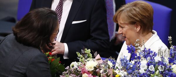 Alman meclisinde oylama: CDU lideri Angela Merkel 4. kez başbakan seçildi. Milletvekilleri sonucu alkışladı, partilerin meclis grup başkanları Merkel'i tebrik edip çiçek hediye etti. - Sputnik Türkiye