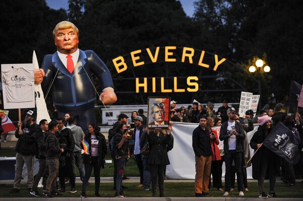 Trump karşıtları Beverly Hills'te protesto eylemi yaptı - Sputnik Türkiye