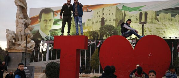 Ocak 2018 Halep kurtuluşun yıldönümü Beşar Esad posteri Ocak 2018 Halep kurtuluşun yıldönümü Beşar Esad posteri - Sputnik Türkiye