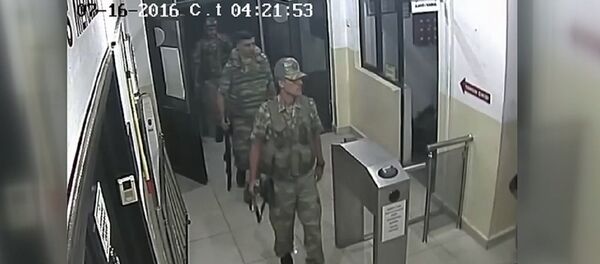 Darbeci askerlerin kışladan Yunanistan'a kaçış anı görüntülendi - Sputnik Türkiye