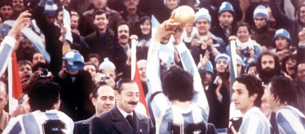 Arjantin 1978 FIFA Dünya Kupası, cunta lideri Jorge Rafael Videla başta kaptan Daniel Passarella (No 19) Arjantin milli takım futbolcularına Dünya Kupası'nı veriyor, River Plate Stadium, Buenos Aires, 25 Haziran 1978. - Sputnik Türkiye