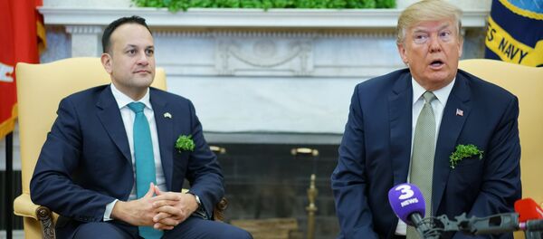 Aziz Patrik Festivali öncesi ABD Başkanı Donald Trump, Beyaz Saray'da İrlanda Başbakanı Leo Varadkar'ı ağırladı. Oval Ofis'te kameraların karşısına geçip el skışan iki liderin mendil ceplerinden fışkıran yeşil otlar dikkatlerden kaçmadı. Aziz Patrik Festivali öncesi ABD Başkanı Donald Trump, Beyaz Saray'da İrlanda Başbakanı Leo Varadkar'ı ağırladı. Oval Ofis'te kameraların karşısına geçip el skışan iki liderin mendil ceplerinden fışkıran yeşil otlar dikkatlerden kaçmadı. - Sputnik Türkiye