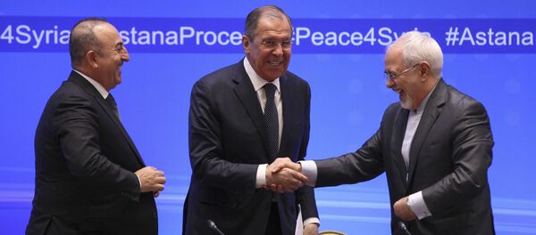 Kazakistan'ın başkenti Astana'da Rusya Dışişleri Bakanı Sergey Lavrov, Türk mevkidaşı Mevlüt Çavuşoğlu ve İranlı mevkidaşı Muhammed Cevad Zarif - Sputnik Türkiye