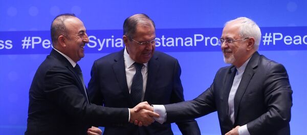 Türkiye-Rusya-İran Dışişleri Bakanları Kazakistan’da, Suriye konulu 9. Astana toplantısına katıldı. Toplantıya katılan Dışişleri Bakanı Mevlüt Çavuşoğlu (solda), Rusya Dışişleri Bakanı Sergey Lavrov (ortada) ve İran Dışişleri Bakanı Cevad Zarif (sağda) ortak basın toplantısı düzenledi. - Sputnik Türkiye