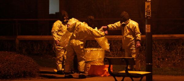 Sergei Skripal ile kızı Yuliya Salisbury'de zehirlendi, olay yeri incelemesi - Sputnik Türkiye