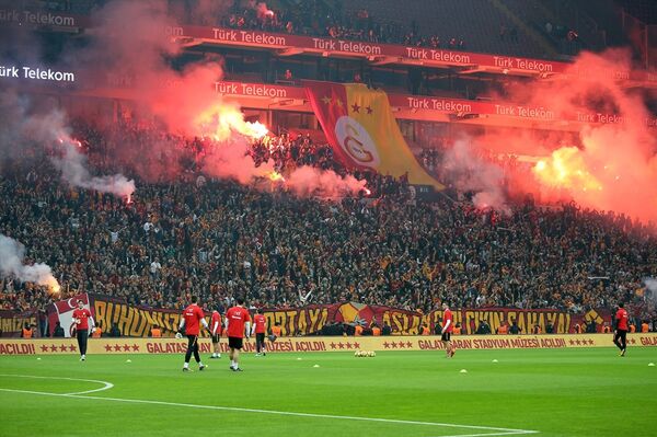 Galatasaray'a derbi öncesi antrenmanda 30 bin taraftar eşlik etti. - Sputnik Türkiye