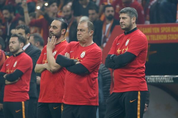 Fatih Terim ve teknik ekip derbi öncesi antrenmanda taraftar karşısında. - Sputnik Türkiye