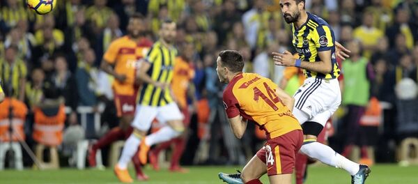 Fenerbahçeli oyuncu Alper Potuk (sağda), Galatasaraylı Martin Linnes (14) - Sputnik Türkiye