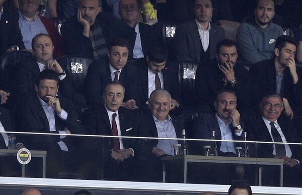 Mücadeleyi AK Parti Genel Başkanvekili ve Başbakan Binali Yıldırım (sağ3), Milli Eğitim Bakanı İsmet Yılmaz (sağda), Adalet Bakanı Abdulhamit Gül (sağ2), Galatasaray Başkanı Mustafa Cengiz (sol2) ve Türkiye Basketbol Federasyonu Başkanı Hidayet Türkoğlu da (solda) izledi. - Sputnik Türkiye