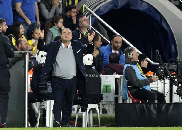 Bir pozisyon sonrası Galatasaray teknik direktörü Fatih Terim, üzüntü yaşadı. - Sputnik Türkiye