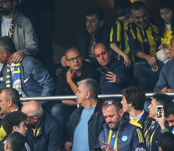 Karşılaşmayı Fenerbahçe'nin eski oyuncusu Alex De Souza da izledi.  - Sputnik Türkiye