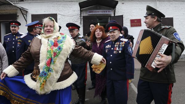 Rusya'nın Rostov-on-Don kentindeki seçim merkezi önünde dans eden topluluk - Sputnik Türkiye