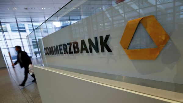 A man walks past a logo of Commerzbank ahead of the bank's annual news conference in Frankfurt February 12, 2015 - Sputnik Türkiye