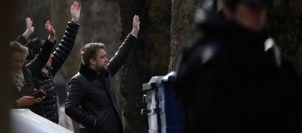 Londra'nın sınır dışı edeceği 23 Rus diplomat büyükelçilik binasından ayrıldı - Sputnik Türkiye