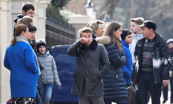 Sınır dışı edilen diplomatlara veda etmek için Londra'daki büyükelçiliğin tüm çalışanları dışarı çıktı. - Sputnik Türkiye