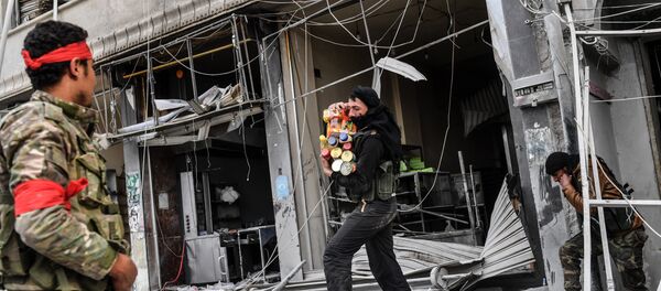 Afrin'deki dükkanları yağmaladığı belirtilen ÖSO üyeleri - Sputnik Türkiye