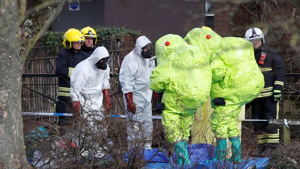 Officials in protective suits check their equipment before repositioning the forensic tent, covering the bench where Sergei Skripal and his daughter Yulia were found, in the centre of Salisbury, Britain, March 8, 2018 - Sputnik Türkiye
